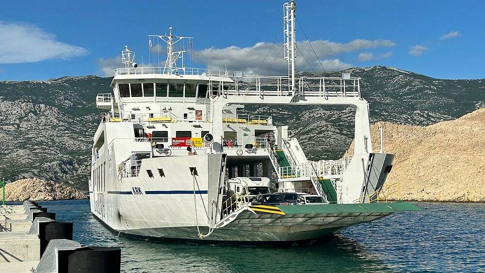 Die kroatische Fähre Krk, die von der staatlichen Reederei Jadrolinija betrieben wird, wurde für eine neue Route mit stärkeren Winden und Strömungen umgerüstet.