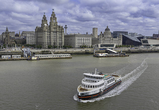 Die Royal Daffodil ist auf dem Mersey River im Stadtgebiet von Liverpool im Einsatz.