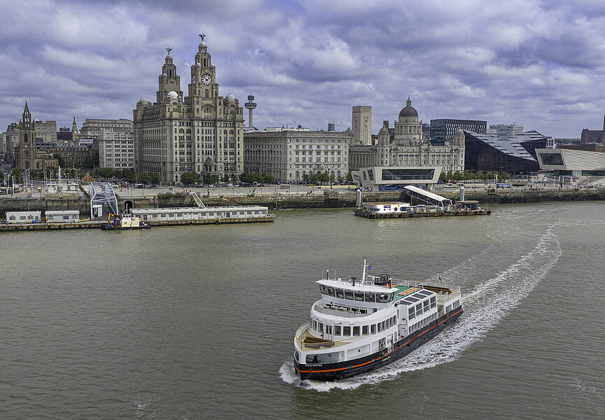 Die Royal Daffodil ist auf dem Mersey River im Stadtgebiet von Liverpool im Einsatz.